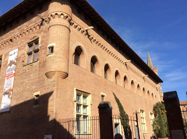 La façade ensoleillée du musée Saint-Raymond